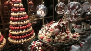 theme ideas for your store window - christamas